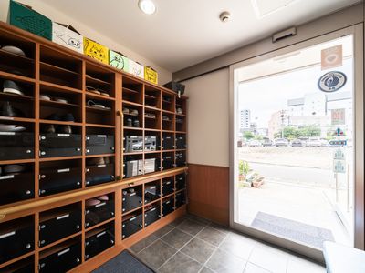 玄関エリアの整理棚