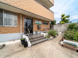 明るい日差しのエントランス