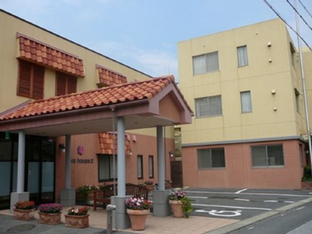 暖かみのある建物外観 外観 機能的で落ち着いた色合いの建物です。花壇が設けられており、訪れる方々を温かく迎えています。