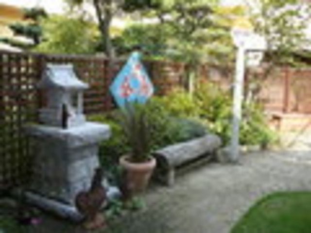 緑あふれる中庭風景 ケア 庭園に設えたベンチで、自然に囲まれながらのびのびとご休憩いただけます。緑あふれる空間が明るい雰囲気を演出しています。