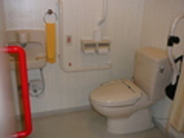 バリアフリートイレ トイレ 手すり付きの明るいトイレです。移動や支持に便利な手すりが周囲に設置され、快適にご利用いただけます。