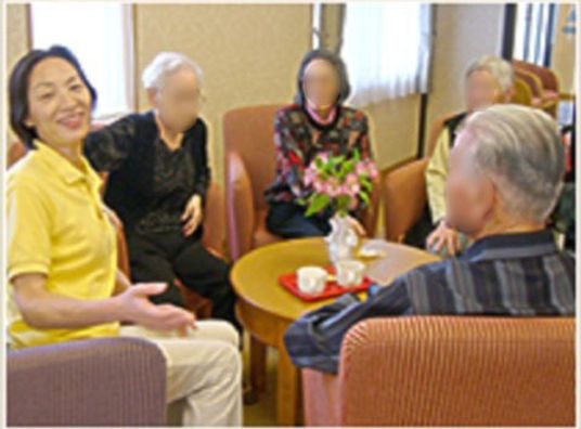 和やかな会話のラウンジ