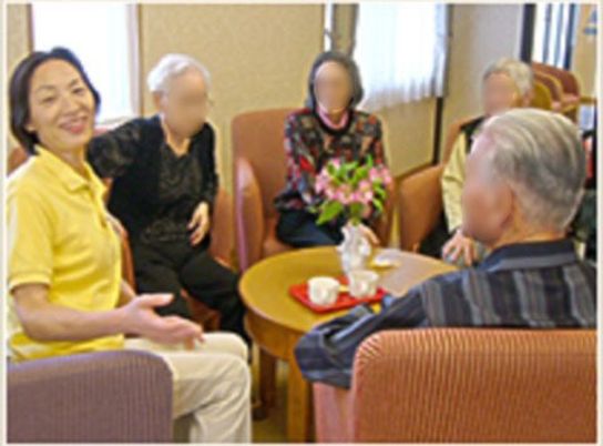 和やかな会話のラウンジ