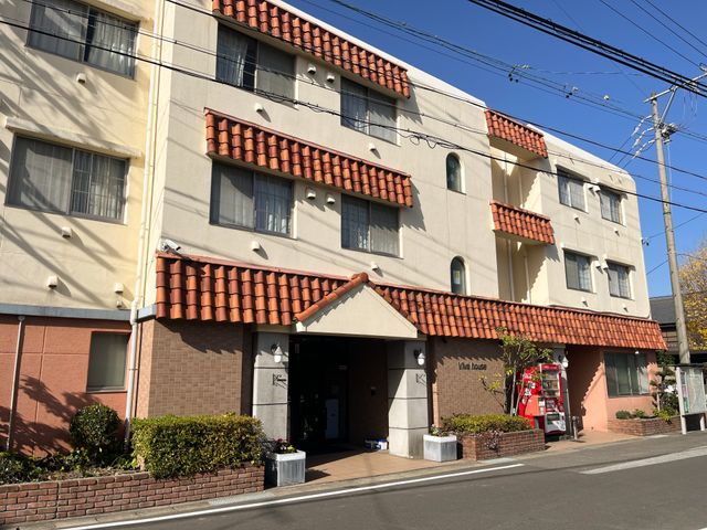 穏やかな外観の施設 外観 明るく広々としたエントランスが迎える職場。温かな環境で働きませんか。