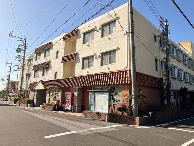 街中に立地する施設の外観 外観 都会の利便性と静かな環境が調和した施設で、心地よいケアを提供するお仕事ができます。