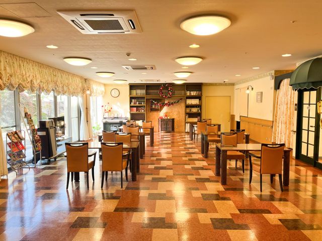 清潔感のある食堂空間 ダイニングルーム 広々とした明るいダイニングで、利用者様に寄り添う温かなサービスを実践しませんか。
