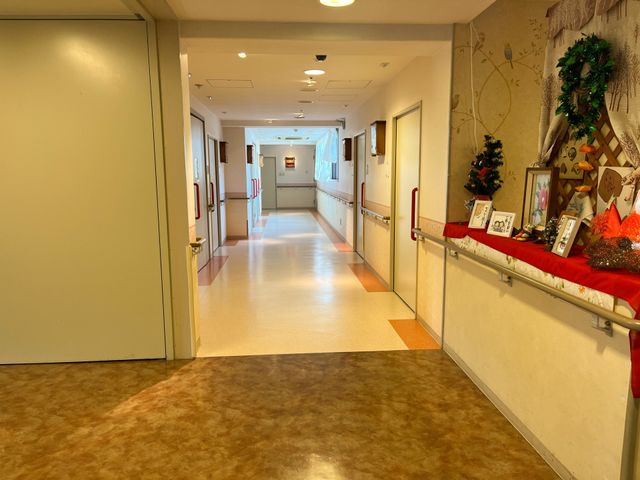 明るい廊下の仕事場 廊下 季節感ある装飾が施された廊下で、居心地の良い職場環境が待っています。