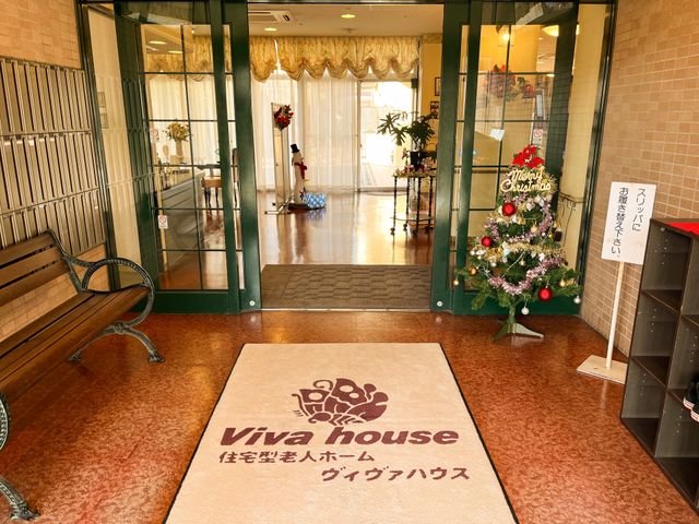 明るいエントランスの風景 エントランス おもてなしの心を大切にし、笑顔で訪れる方を迎える明るいエントランスで働きませんか。