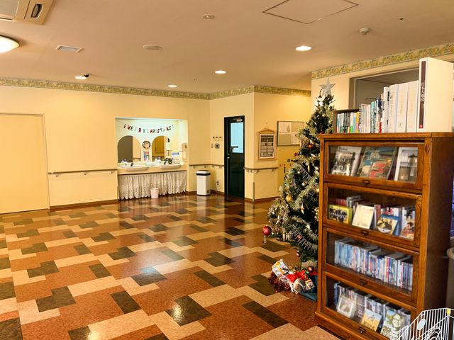快適なロビー空間 ロビー 清潔で明るいロビーで働ける環境。クリスマスツリーが季節感を演出し、潤いのある職場です。
