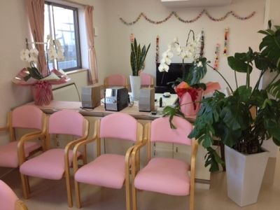 明るいピンクの椅子の理美容室