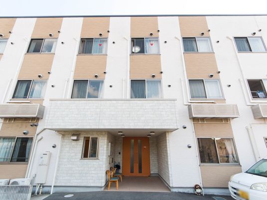 快適な施設のエントランス