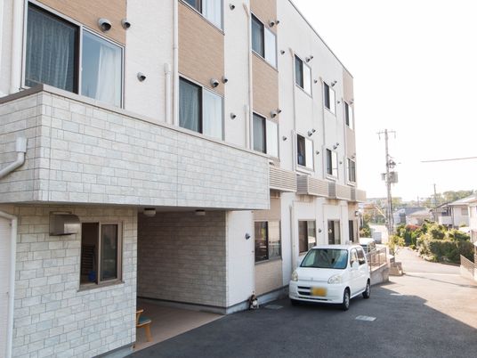 クリーンな外観の建物