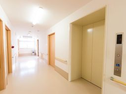 明るく清潔な廊下