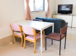 明るい居室のテーブルとテレビ