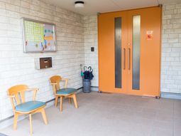 橙色のドアと椅子のエントランス