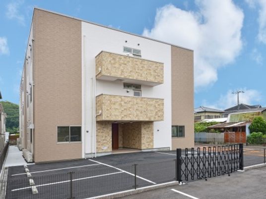 明るい外観の建物