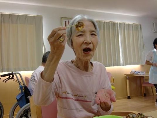 食事を楽しむ高齢者