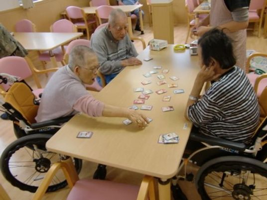 カードゲームをする人々