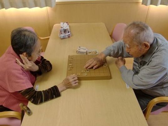 将棋を指す高齢者二人
