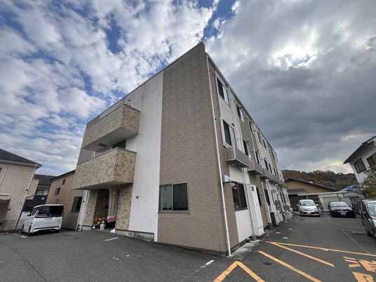 三階建ての建物外観