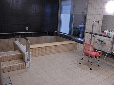 清潔な介護用浴室