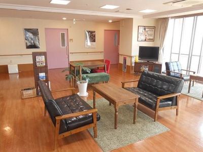 広々とした共有ラウンジ