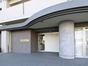 広々とした正面玄関