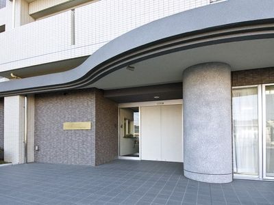広々とした正面玄関