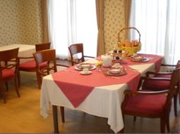 明るい食堂のテーブルセット