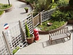 中庭の植栽とベンチ