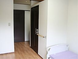 シンプルな居室の様子