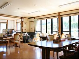 窓際にテーブルがある空間