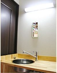 洗面台と壁掛け掲示物