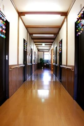 清潔感ある廊下の風景