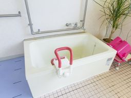 手すり付き浴槽