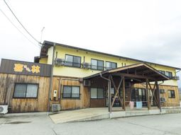 木目調の建物外観