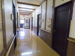 明るい廊下と掲示物