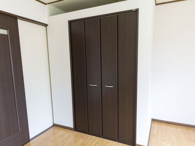 茶色の洋室クローゼット