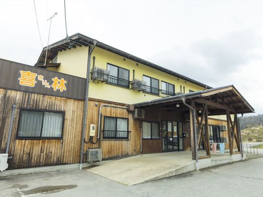 黄色い建物の外観