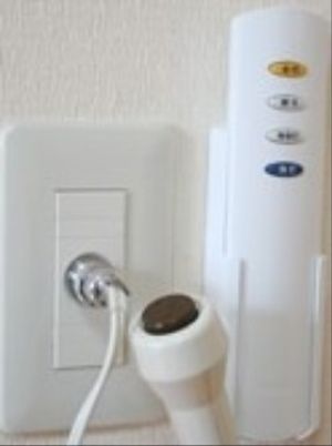 壁に取り付けられたコール装置