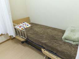 シンプルな居室の一角