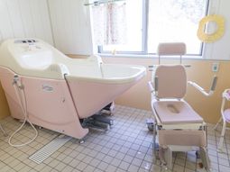 ピンクの介護用浴槽