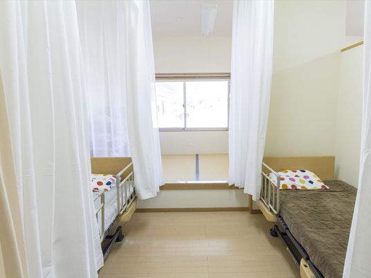 シンプルな居室の様子