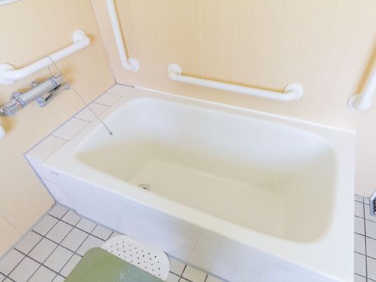 バリアフリー設計の浴室