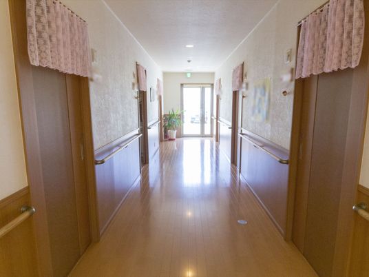 清潔な施設の廊下
