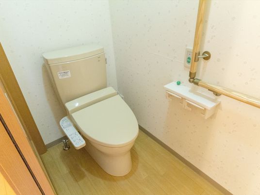 手すり付きのトイレ