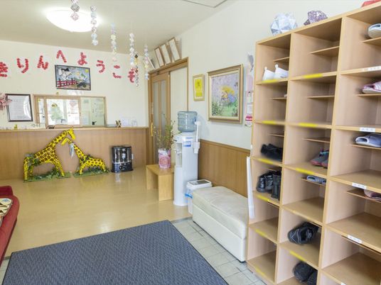 エントランスの椅子と棚