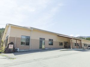 広々とした一階建て建物