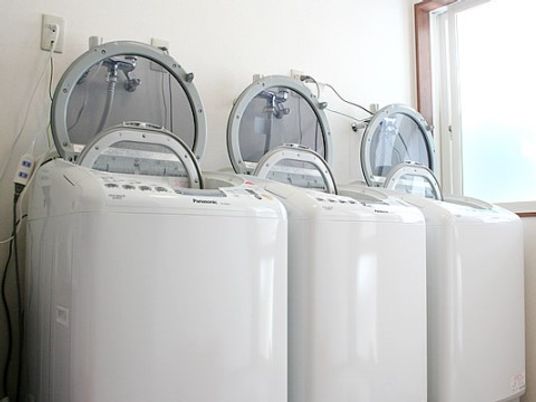 洗濯機が並ぶ設備