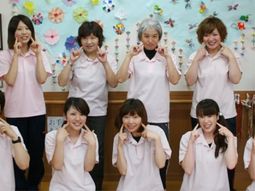 明るい笑顔のスタッフ集合